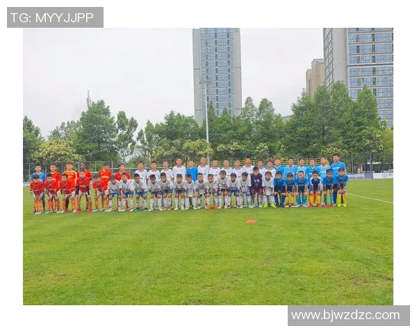 足球明星与女生的野外足球激情瞬间精彩图片分享